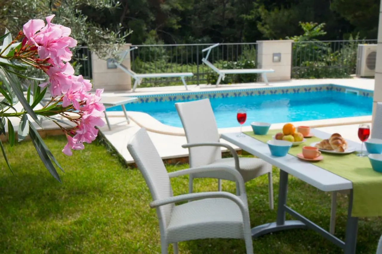 פולה Deluxe Apartment With Private Pool - 100M From The Sea 0*,