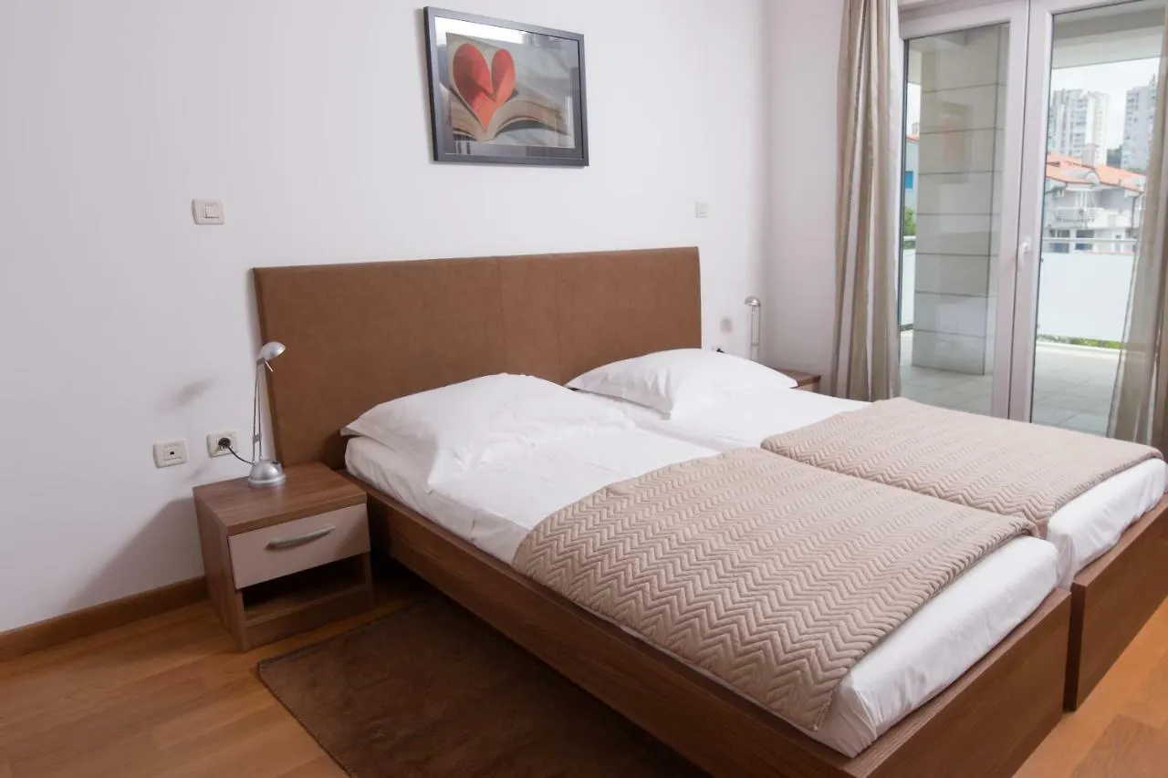 Deluxe Apartment With Private Pool - 100M From The Sea プーラ