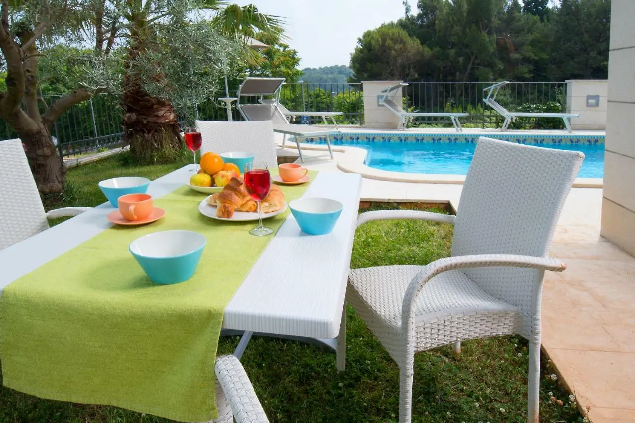 פולה Deluxe Apartment With Private Pool - 100M From The Sea