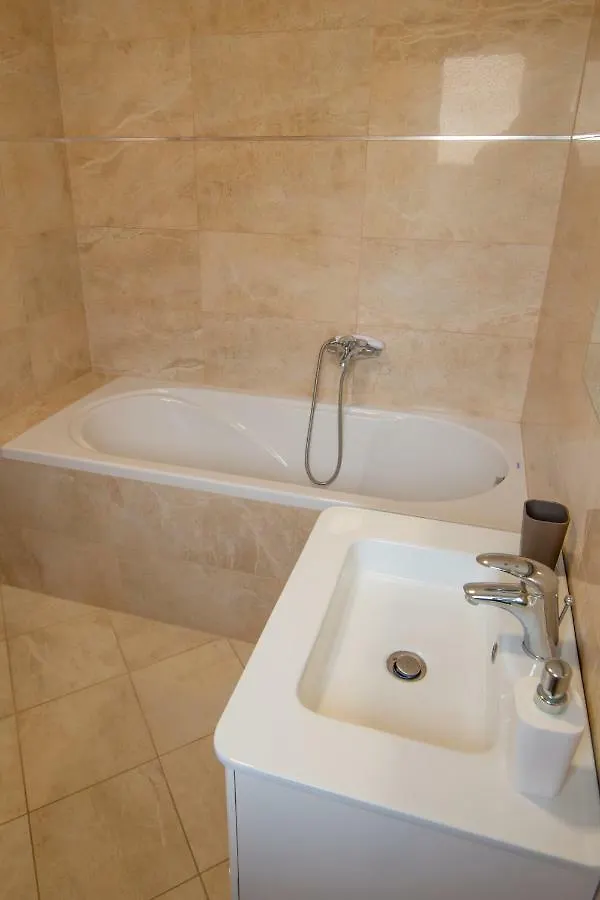 פולה Deluxe Apartment With Private Pool - 100M From The Sea